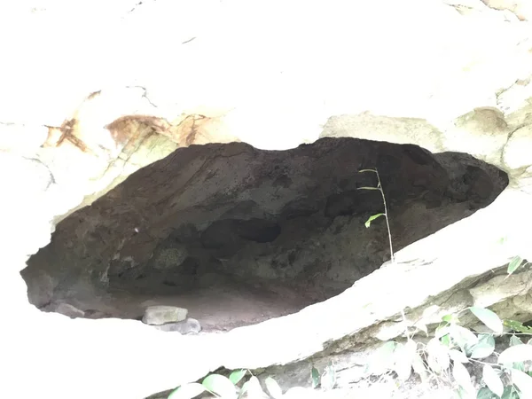 Gros Plan Grotte Montagne Par Une Journée Ensoleillée — Photo