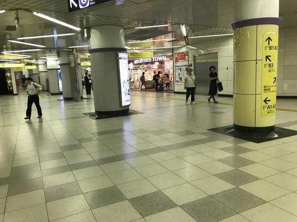 Tiro Personas Caminando Por Debajo Tokyo Japón — Foto de Stock