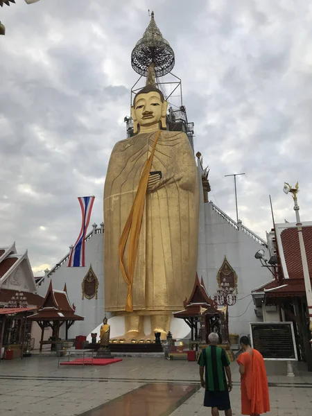 Bela Estátua Buda Dourada Perto Templo — Fotografia de Stock