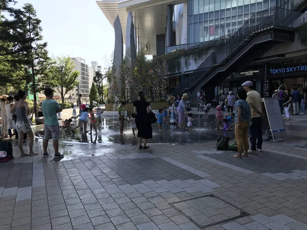 Människor Går Gatan Framför Tokyo Skytree Tower — Stockfoto