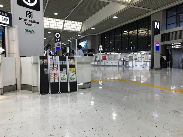 Tiro Interior Aeroporto Com Pessoas Espera Voo — Fotografia de Stock