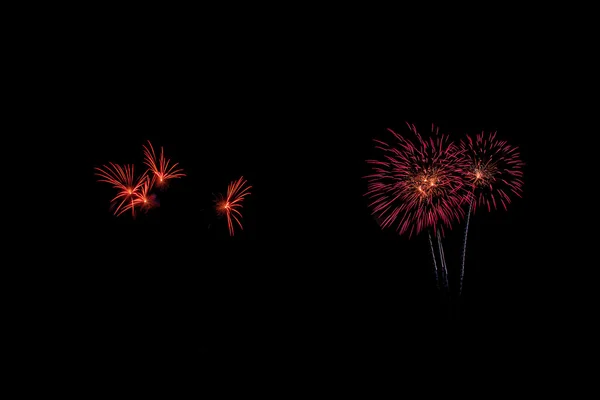 Abstraktes Feuerwerk erhellt den dunklen Himmel — Stockfoto