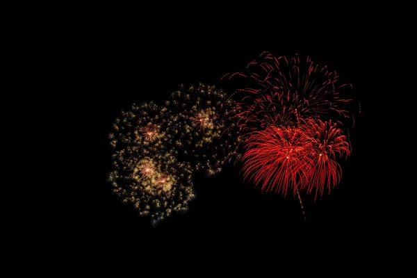 Abstrait feux d'artifice éclairer le ciel sombre — Photo