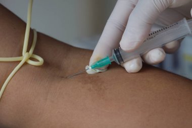 Doktor hasta kan toplamak için şırınga ile enjekte