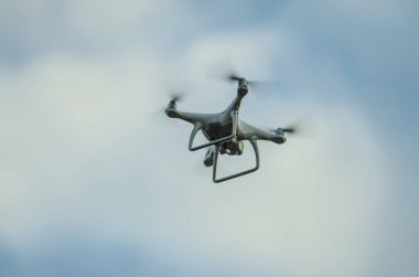 gökyüzü üzerinde uçan uçak