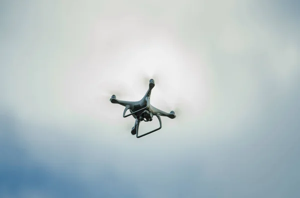 Vliegende drone op de hemel — Stockfoto
