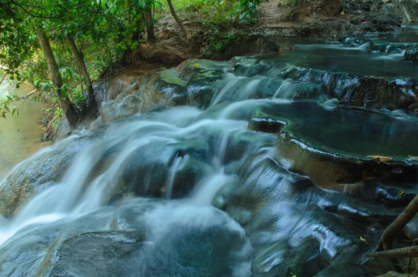 Cachoeira da natureza na floresta profunda — Fotografia de Stock