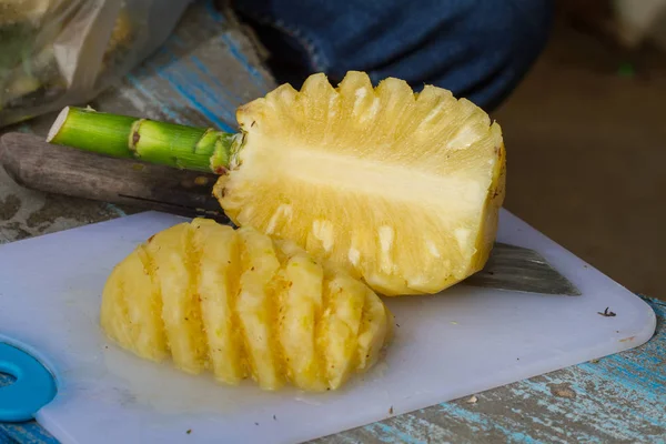 Ananas fruit snijden op hakken bestuur — Stockfoto
