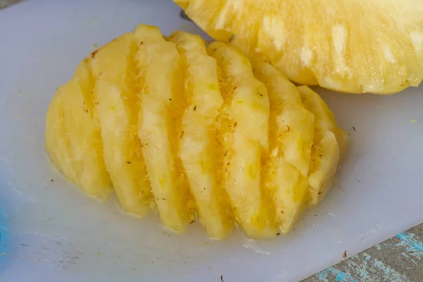 Owoc ananasa pokroić na desce do krojenia — Zdjęcie stockowe