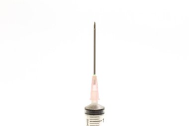 Beyaz arkaplanda şırınga 