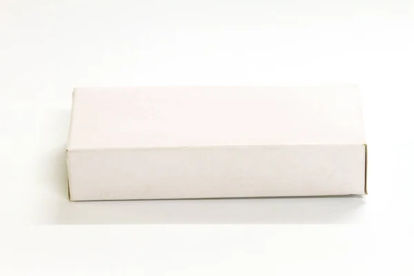 Caja de papel blanco sobre fondo blanco — Foto de Stock
