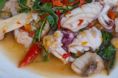 Baharatlı karıştırın kızarmış kalamar mantar ve fesleğen yaprağı 