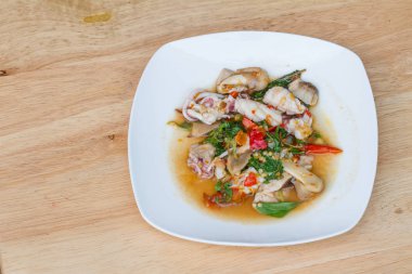 Baharatlı karıştırın kızarmış kalamar mantar ve fesleğen yaprağı 