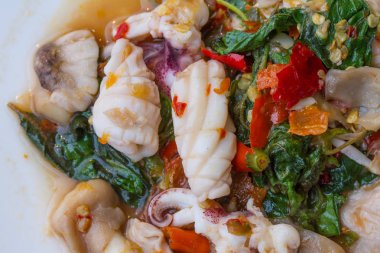 Baharatlı karıştırın kızarmış kalamar mantar ve fesleğen yaprağı 