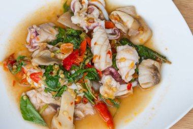 Baharatlı karıştırın kızarmış kalamar mantar ve fesleğen yaprağı 