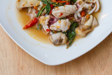 Baharatlı karıştırın kızarmış kalamar mantar ve fesleğen yaprağı 