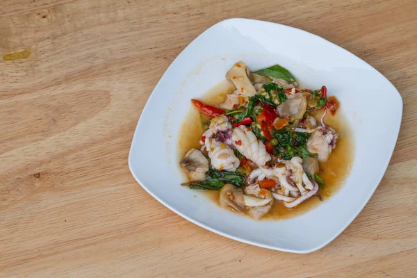 Baharatlı karıştırın kızarmış kalamar mantar ve fesleğen yaprağı 