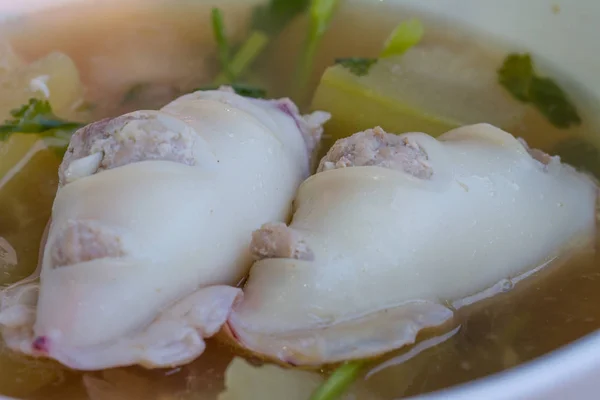 Tintenfisch gefüllt mit Schweinehack und Suppe — Stockfoto
