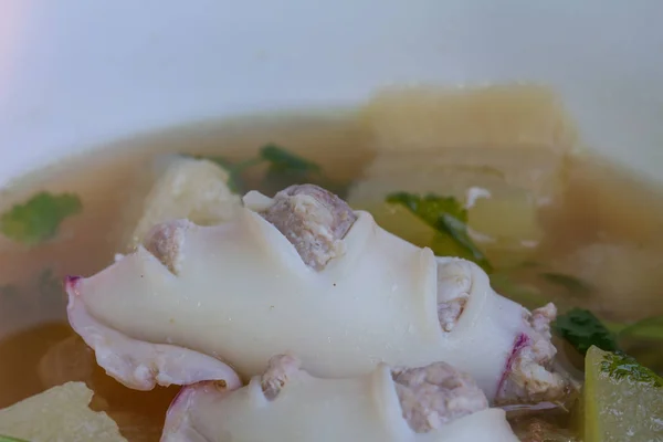 Tintenfisch gefüllt mit Schweinehack und Suppe — Stockfoto