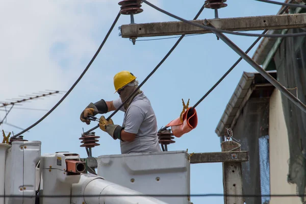 O eletricista foi até a cesta do guindaste — Fotografia de Stock