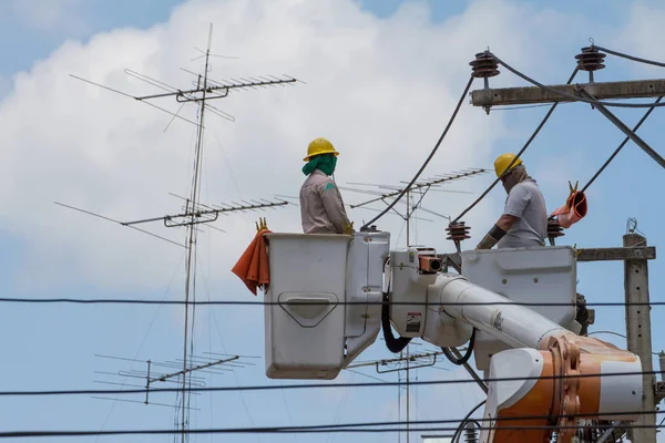 L'électricien est monté au panier de la grue — Photo