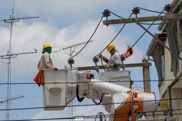 Elektrikern gick upp till crane korgen — Stockfoto