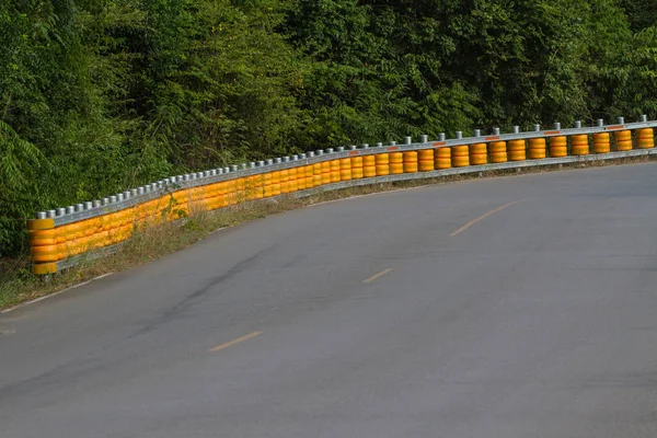 Pólo de guardrail de estrada curva — Fotografia de Stock