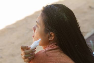 Anne işe yaramaz kızı öldürmek için ilaç