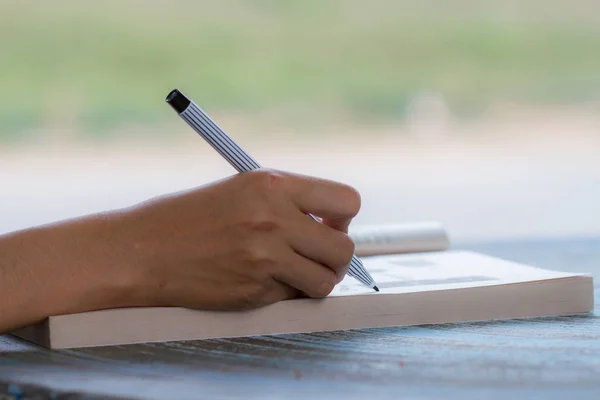 Junges Mädchen schreibt an einem Buch — Stockfoto