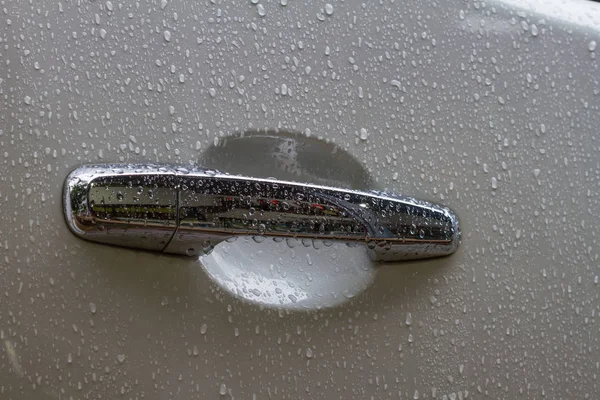 Araba kapı kolu damla su ile