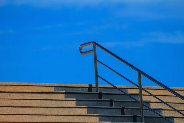 Лестница Цемент со стальными перилами — стоковое фото