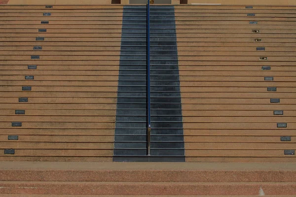 Treppenzement mit Stahlgeländer — Stockfoto