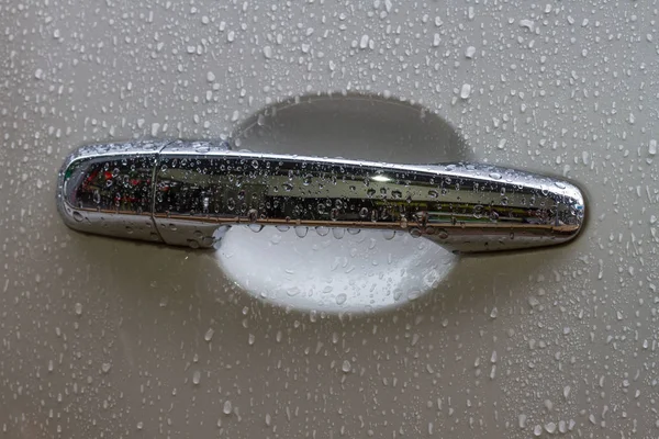 Araba kapı kolu damla su ile