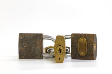 Beyaz arka plan üzerinde asma kilit kilitli