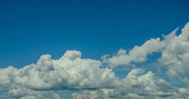 Beyaz bulutlu mavi gökyüzü