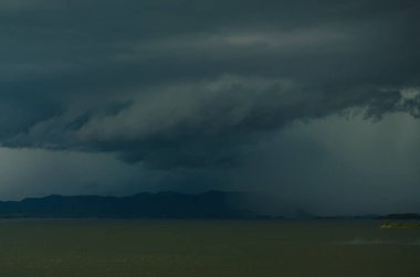 Dramatik karanlık fırtına bulutları yağmurlu bitti önce göl