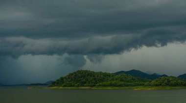 Dramatik karanlık fırtına bulutları yağmurlu bitti önce göl