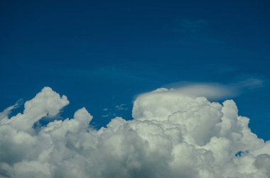 Beyaz bulutlu mavi gökyüzü