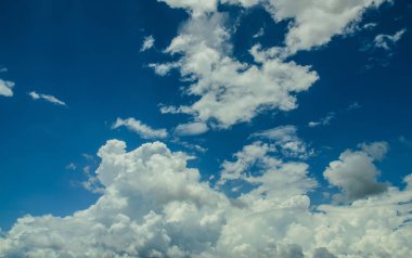 Beyaz bulutlu mavi gökyüzü