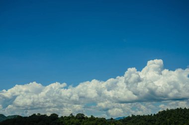 Beyaz bulutlu mavi gökyüzü