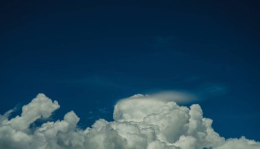 Beyaz bulutlu mavi gökyüzü