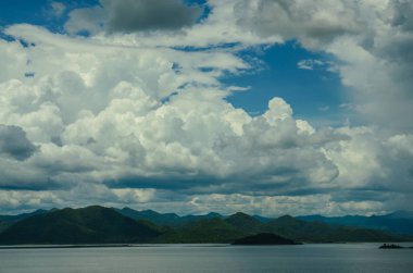 Beyaz bulutlu mavi gökyüzü