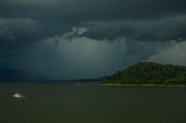 Dramatik karanlık fırtına bulutları yağmurlu bitti önce göl