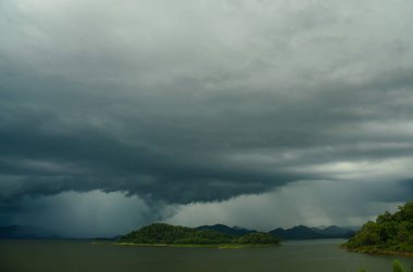 Dramatik karanlık fırtına bulutları yağmurlu bitti önce göl