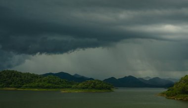 Dramatik karanlık fırtına bulutları yağmurlu bitti önce göl