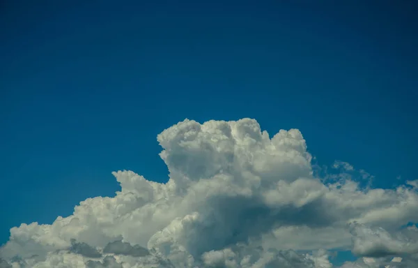 Blue sky with white clouds — Stock Photo, Image