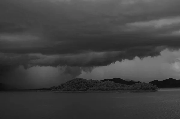 Δραματική σκοτεινά σύννεφα καταιγίδας πριν από των βροχών πάνω στη λίμνη — Φωτογραφία Αρχείου