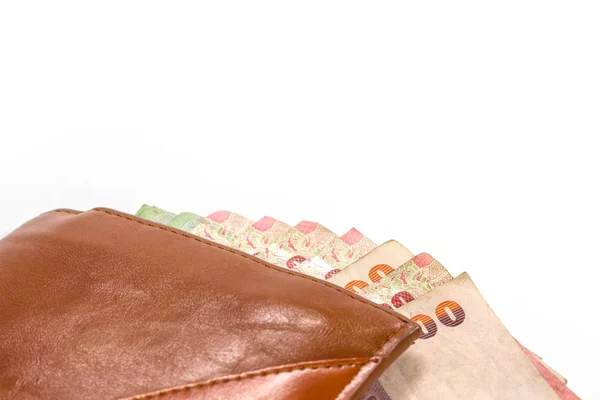 Billetes tailandeses en cartera sobre fondo blanco —  Fotos de Stock