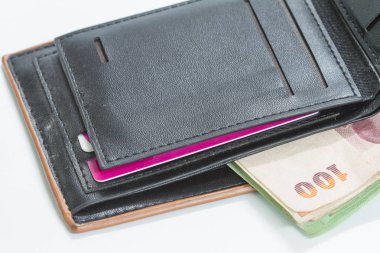 Kredi kartları ve Tay banknot ile cüzdan 