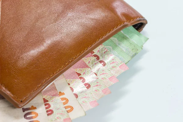 白い背景の上の財布でタイの紙幣 — ストック写真